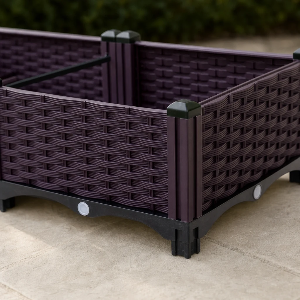 Woven-look planter panel and corner post detail