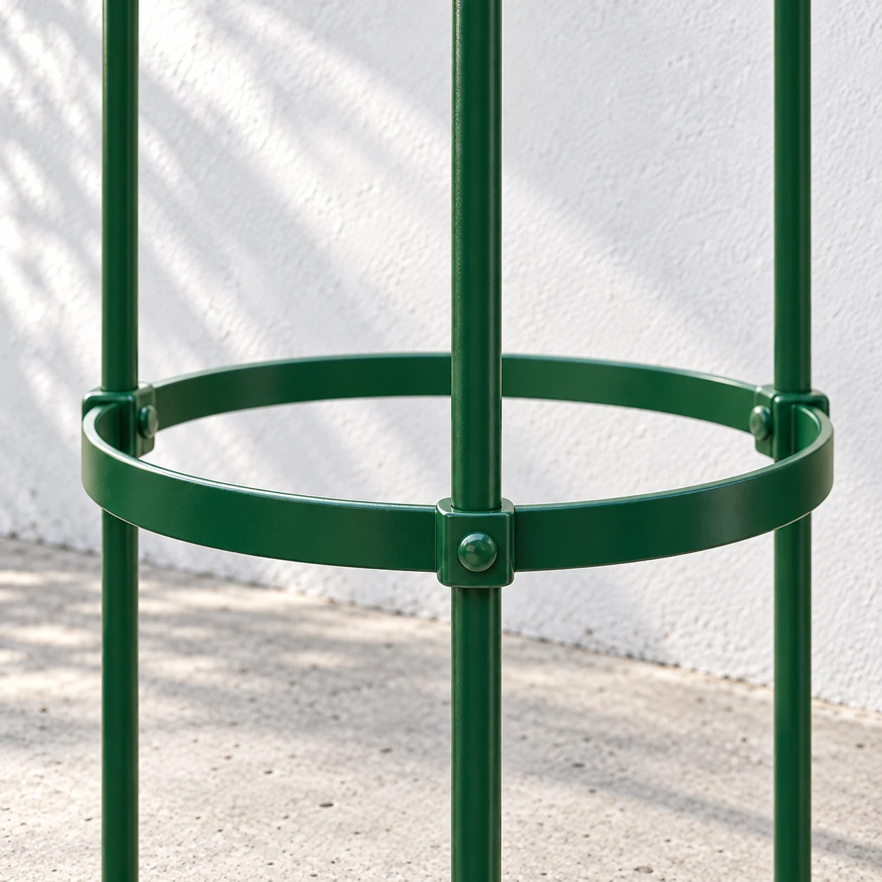 Green trellis ring and its three pole fasteners